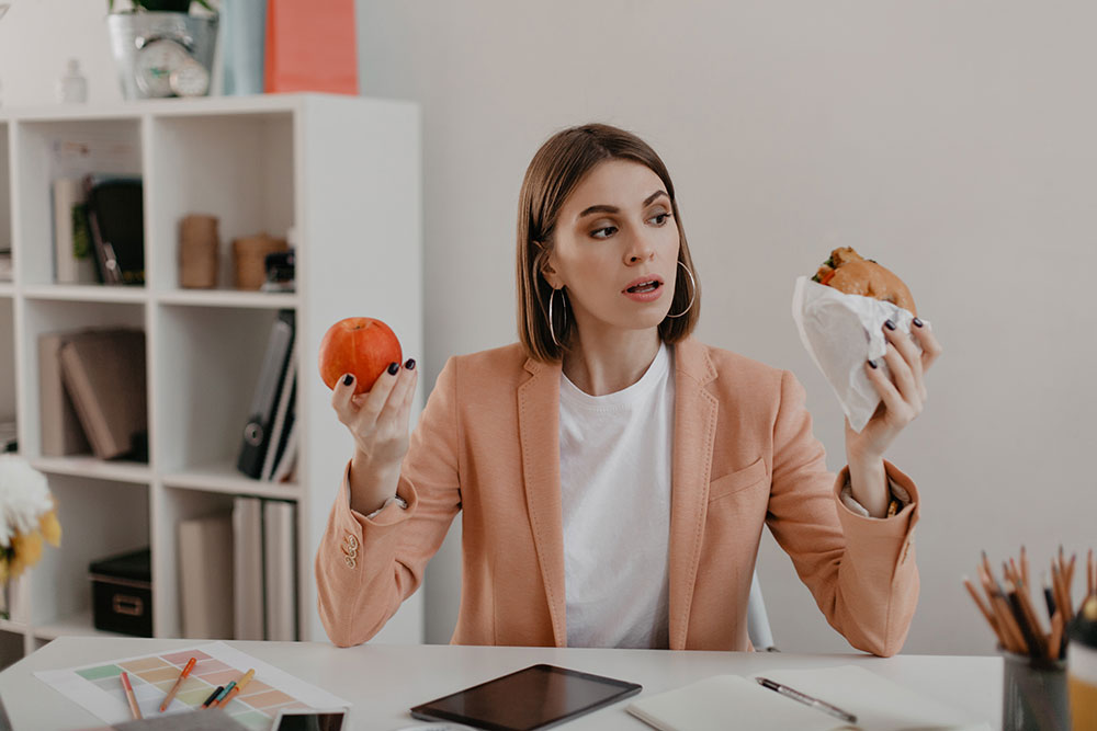 4 Tips on How to Avoid Overeating and Overspending